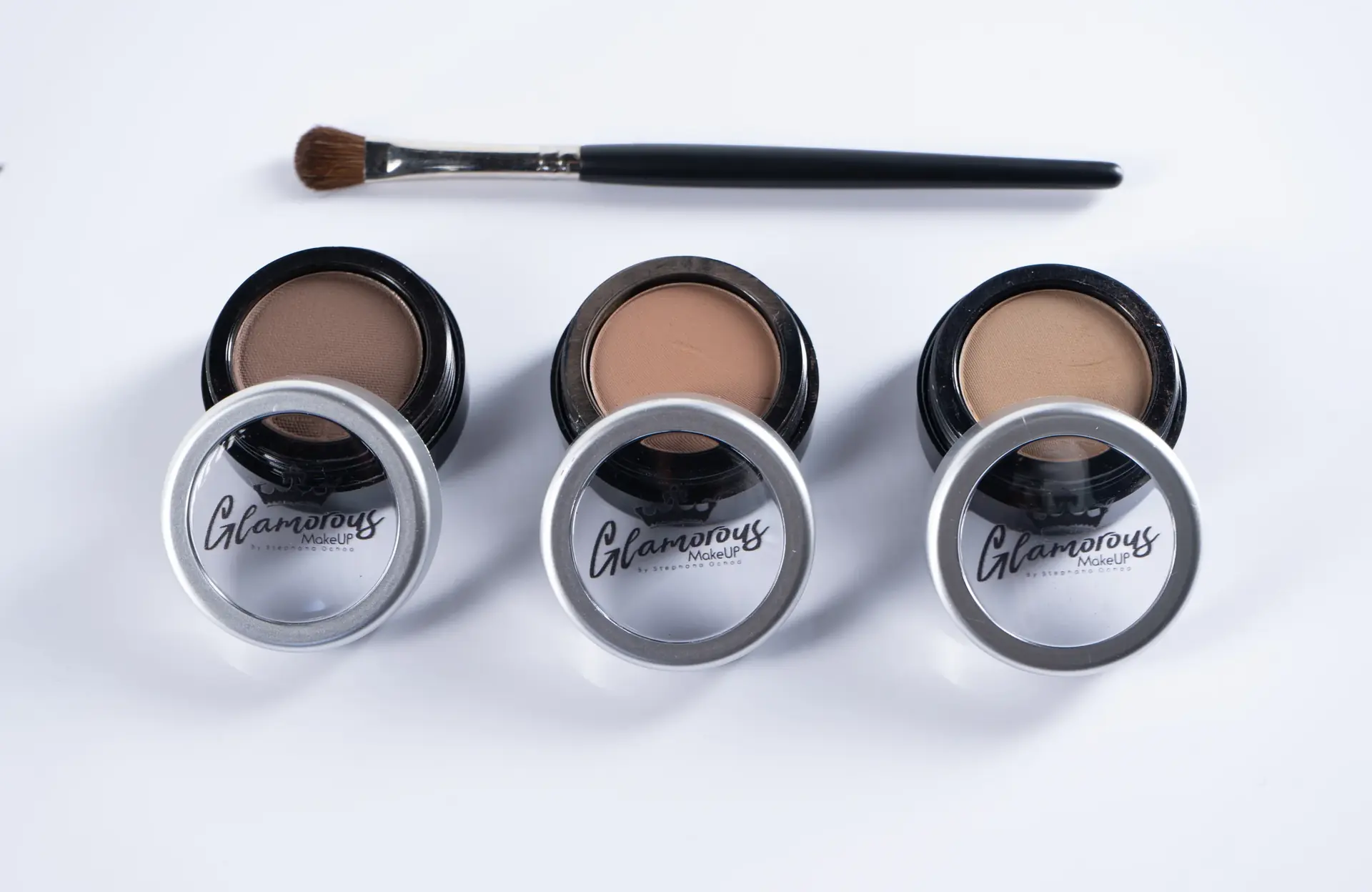 Sombras para cejas y brocha de Glamorous House of Beauty