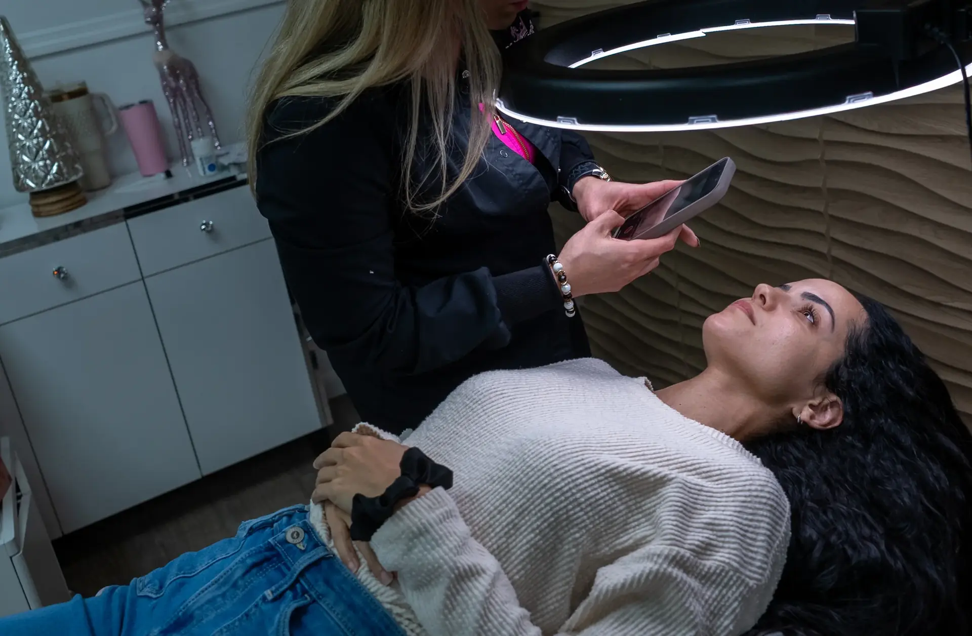 Especialista de Glamorous preparando un tratamiento sobre una clienta